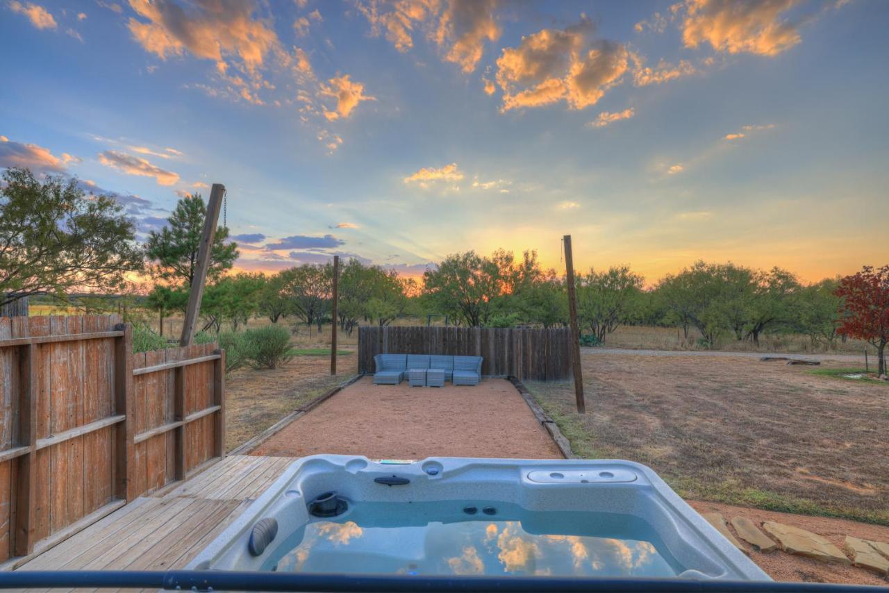 Vaughan W/Hot Tub And Grill Fredericksburg Exterior photo